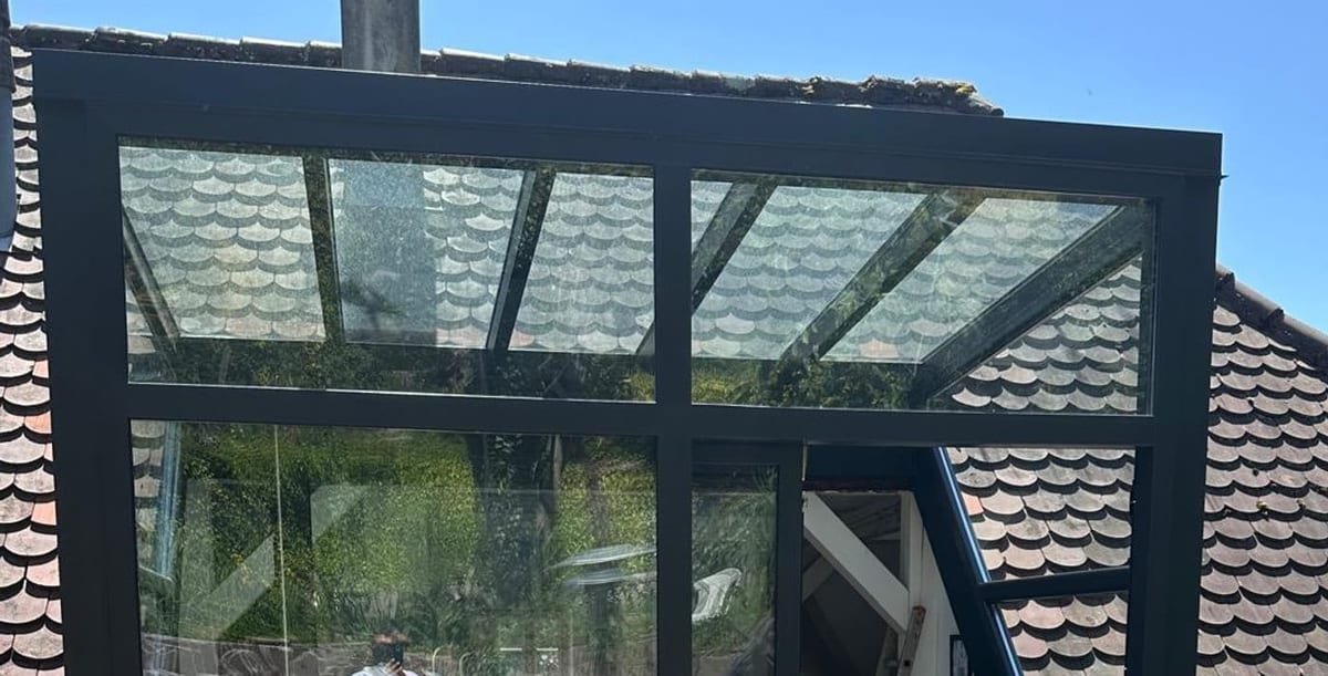 Neuer Aufbau mit schlankem anthrazitfarbenem Aluminiumrahmen und Glasdach