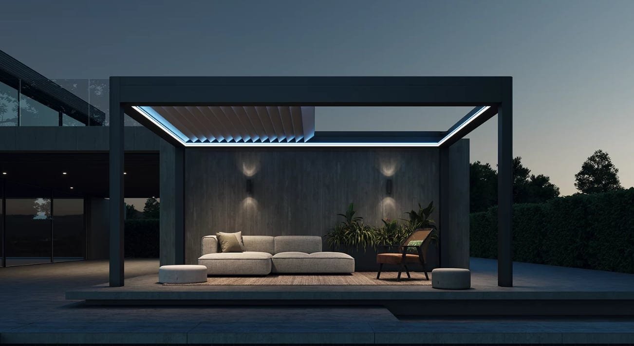 Pergola mit verstellbarem Lamellendach über einer Terrasse mit Sitzgruppe