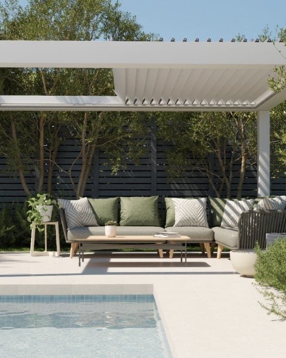 Weisse Pergola mit verstellbarem Lamellendach an einem Pool