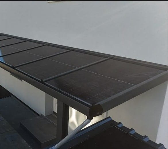 Die Dachfläche aus Solarmodulen mit der gerundeten Rinne an der Vorderkante