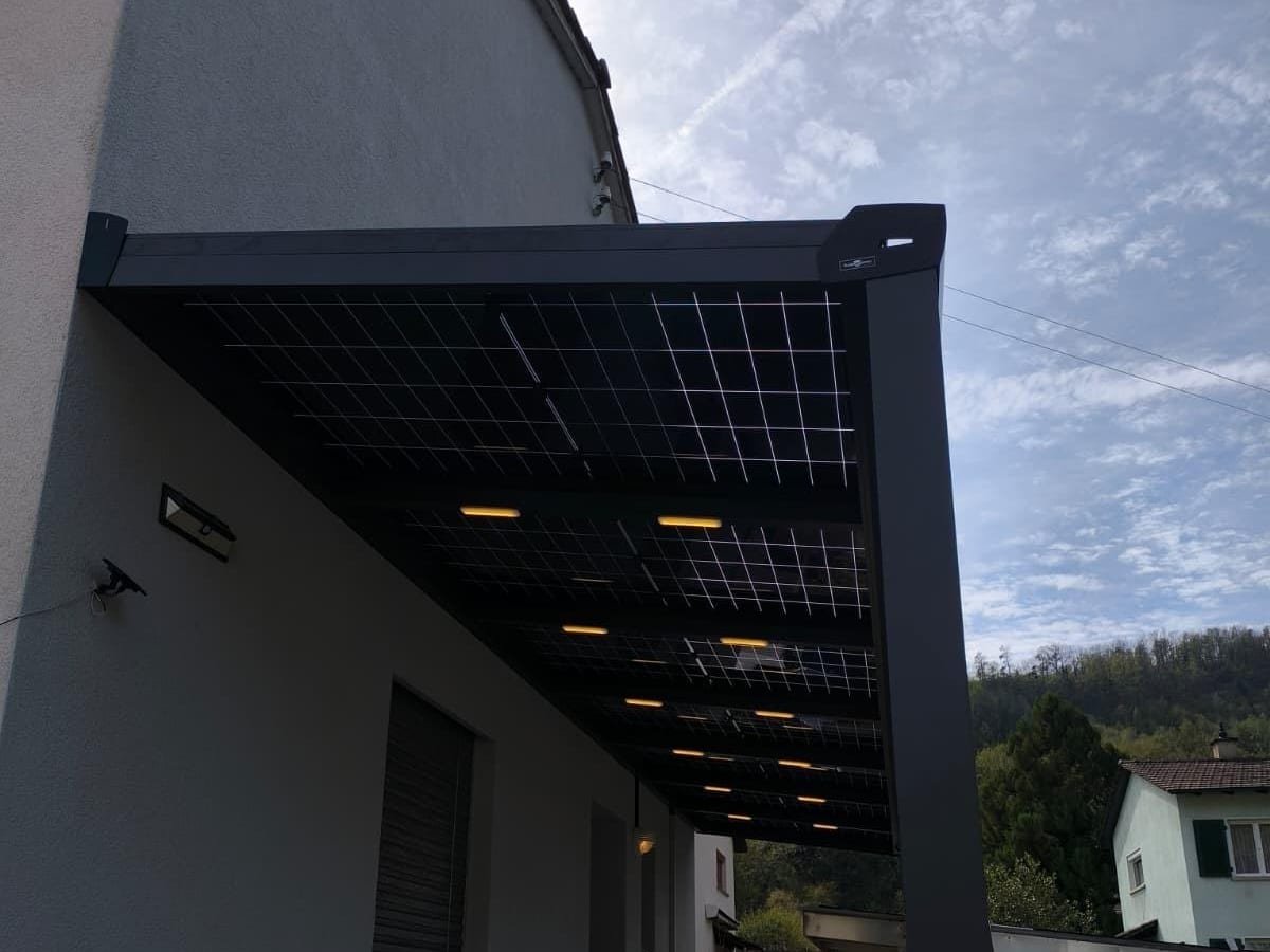 Terrassendach mit Solarmodulen als Dachfläche an einem Wohnhaus