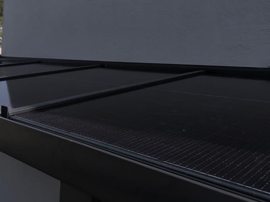 Die Solarmodule von oben, eingefasst im anthrazitfarbenen Profil