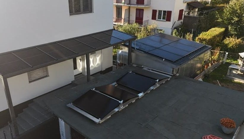 Terrassendach und Carportdach mit Solarmodulen an einem Wohnhaus, von oben gesehen